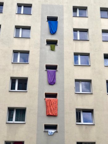 2019-05-17 HAB 40-48 2 Fenster mit Treppenhaus Laken raus