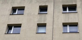 2019-05-17 HAB 40-48 Fenster Ende Dezember gekippt + geschlossen in bewohnter Wohnung