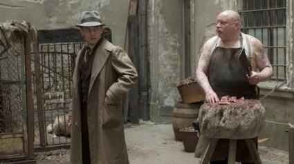 2019-06-08 babylon berlin 007 folge 3 rath geht zu mutti übern hof mit dem schlachter