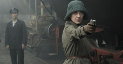 2019-06-08 babylon berlin 008 folge 3 dei gräfin sorokina am bahnhof - paris und nicht istanbul - versuchte einwirkung auf den jungen revolutionär