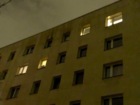 2019-08-19 Habersaathstraße 2019-02-10 abends jetzt überwiegend geschlossene Fenster 2