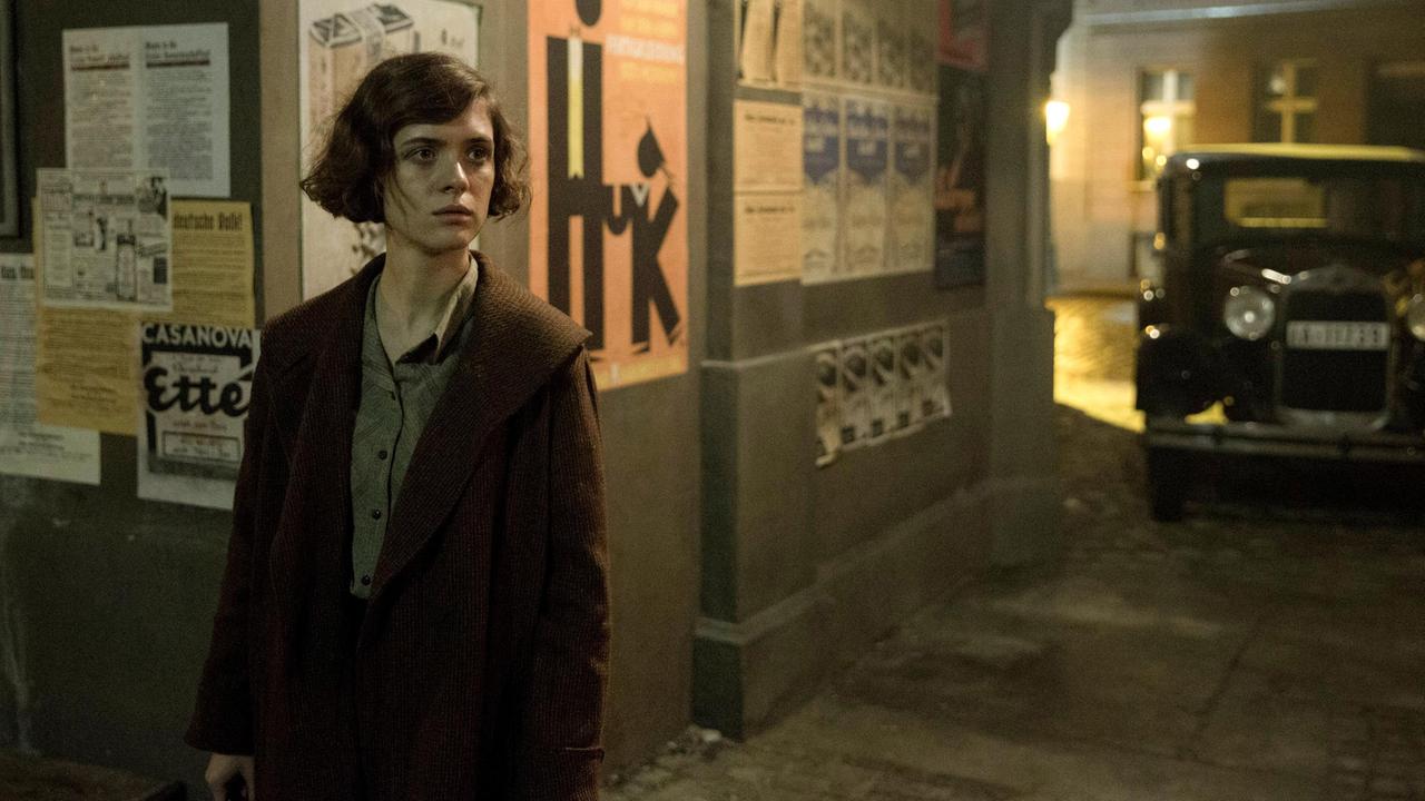 2019-07-31 Babylon Berlin Folge 12 001 Charlotte auf nächtlicher Erkundungstour