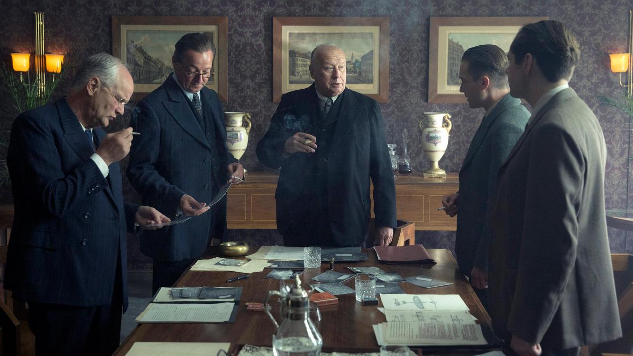 2019-08-03 Babylon Berln Folge 13 003 Die Staatsvertreter besprechen das Bildmaterial aus Russland