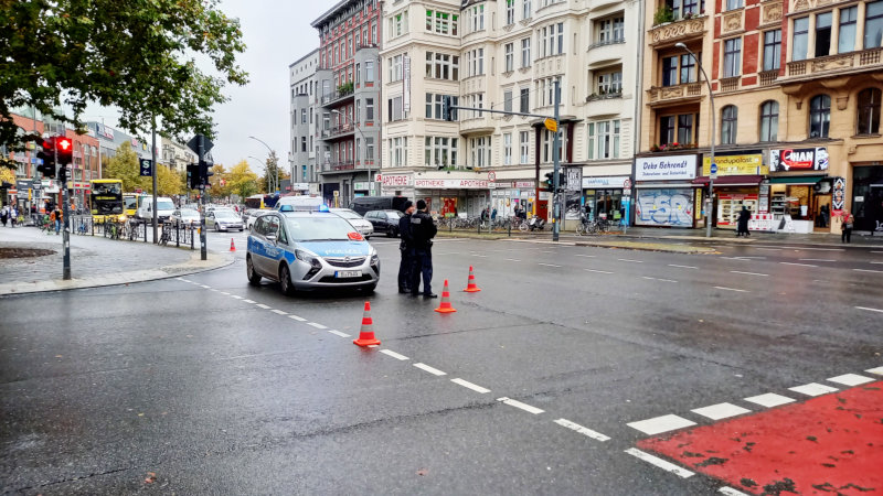 So perfekt muss man sich in unserem Kiez gr nicht auskennen. Immer, wo blaue Farben sichtbar sind, da geht's lang, wenn die Stadtgesellschaft es nicht mehr aushält mit ihrer Politik ...