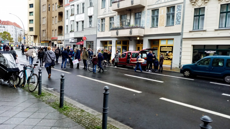 ca. 50 -80Menschen vor Ort. Trotz überschenidung mit anderen Veranstaltungen und Regenwetter.
