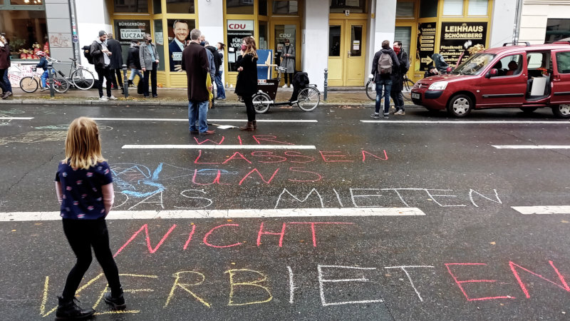 Dieses Mädchen hat nur den Mieter*innentanz getanzt, sondern auch den Text dazu gesungen.