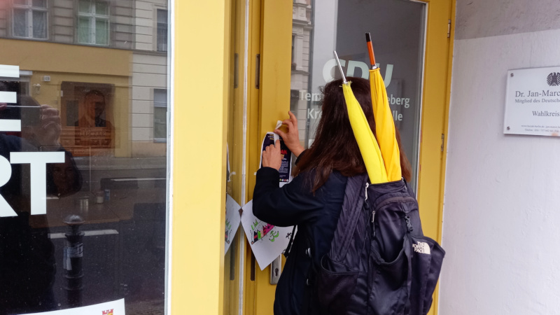 Was macht diese Person da an der Tür des Wahlkreisbüros von Dr. Luczak? Also, das st eine friedliche Demo und einbrechen wird sie sicher nicht.